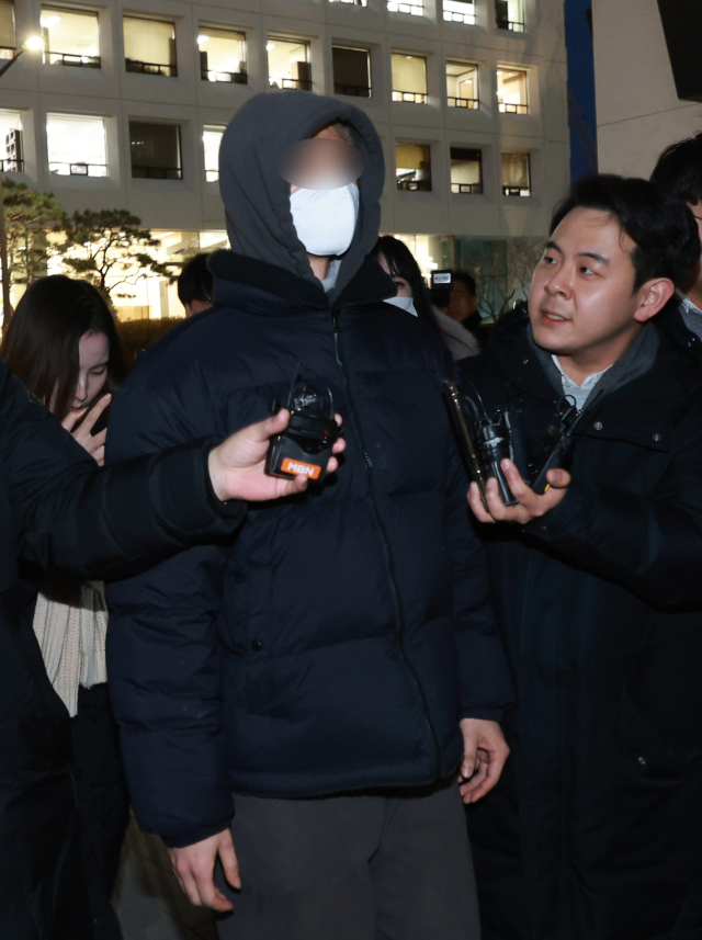 경복궁 담벼락을 스프레이 낙서로 훼손한 모방범행 용의자인 20대 남성 A씨가 18일 오후 서울 종로경찰서에 자진 출석해 조사를 받은 뒤 귀가하고 있다. 연합뉴스