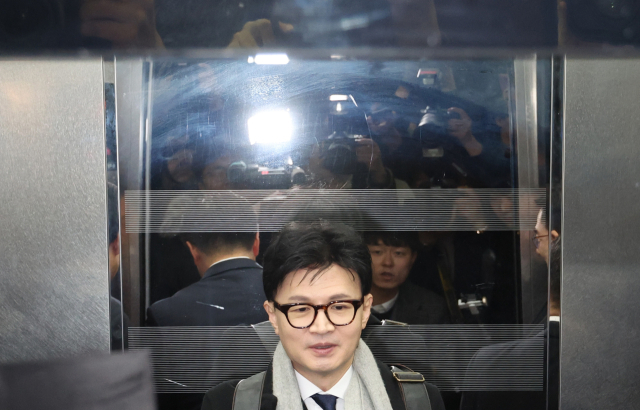 한동훈 법무장관이 20일 국회에서 열린 예산결산특별위원회 전체회의에 출석하기 위해 본청으로 들어서고 있다. 연합뉴스