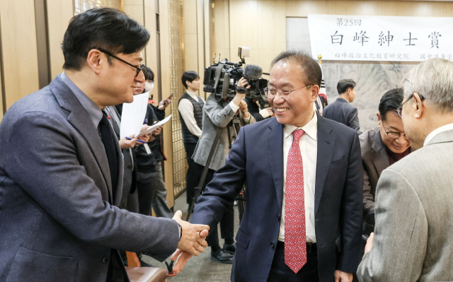 윤재옥 국민의힘 당 대표 권한대행이 지난 19일 오후 국회에서 열린 제25회 백봉신사상 시상식에서 홍익표 더불어민주주당 원내대표와 인사하고 있다. 연합뉴스