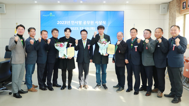 울진군 인사왕 공무원으로 선정된 황병훈(사진 왼쪽 다섯번째) 주무관과 이한솔(사진 왼쪽 일곱번째) 주무관. 울진군 제공