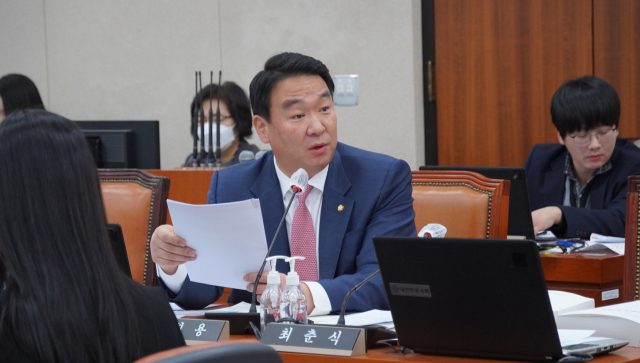 지난 19일 열린 국회 농림축산식품해양수산위원회 인사청문회에서 정희용 국민의힘 의원(고령성주칠곡)이 강도형 해양수산부 장관 후보자에게 질의하고 있다. 정희용 의원실 제공