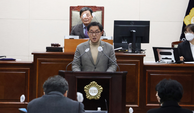 김종호 칭녕군의원이 NC함안(주)의 함안군 칠서면 폐기물처리시설 추진 철회를 요청하고 있다. 창녕군의회 제공
