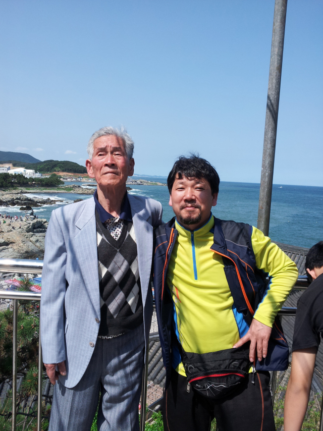 2012년 부산 해동용궁사로 가족여행가서 찍은 기념사진. 왼쪽이 아버지 고(故) 정한태 씨, 오른쪽이 정철원 씨. 정철원 씨 제공
