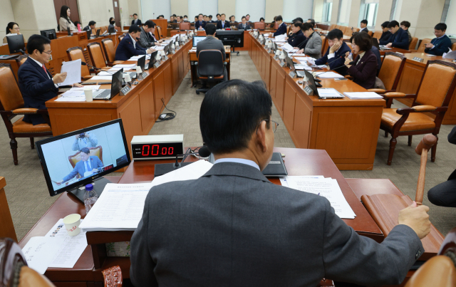 김교흥 위원장이 20일 오전 국회에서 열린 행정안전위원회 전체회의에서 의사봉을 두드리고 있다. 연합뉴스