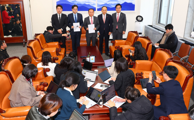 국민의힘 윤재옥 당대표 권한대행과 홍익표 더불어민주당 원내대표 등이 20일 오후 국회 운영위원장실에서 2024년도 예산에 대해 최종 합의한 뒤 취재진 질문에 답하고 있다. 왼쪽부터 강훈식 더불어민주당 예결위간사, 홍익표 원내대표, 윤재옥 당대표 권한대행, 추경호 경제부총리, 송언석 국민의힘 예결위 간사. 연합뉴스