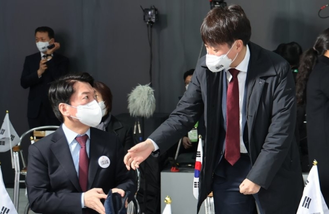 지난 2022년 3월 1일 서울 서대문구 국립 대한민국임시정부 기념관에서 열린 제103주년 3.1절 기념식에서 만난 안철수 국민의힘 국회의원(왼쪽)과 이준석 국민의힘 대표. 연합뉴스