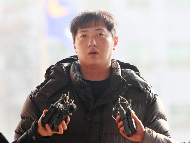 미국 프로야구 김하성(샌디에이고 파드리스)을 공갈 협박 및 명예훼손한 혐의를 받는 야구선수 임혜동이 20일 오후 서울 강남경찰서에 조사를 받기 위해 출석하고 있다. 연합뉴스