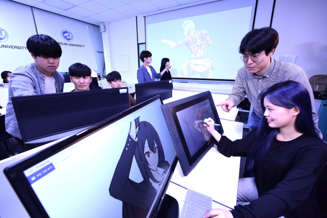 영진전문대 만화애니메이션학과 학생들이 실습 중이다. 영진전문대 제공