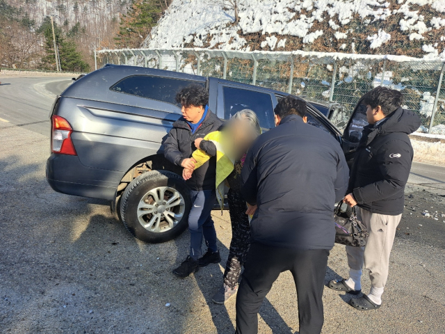쉬는 날 강원도 여행을 떠난 대구소방안전본부 소속 구조대원들이 교통사고 현장에서 60대 노부부를 구출했다. 대구소방안전본부 제공