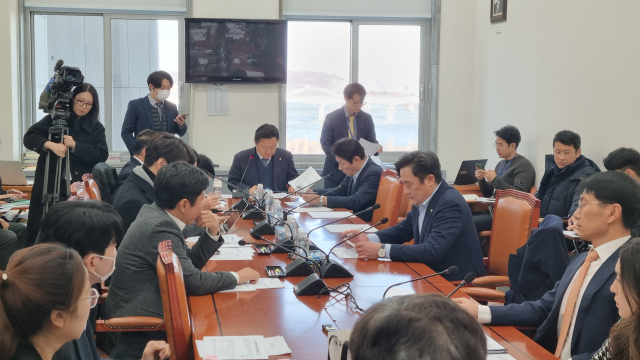 국회 국토교통위원회가 21일 교통법안심사소위에서 달빛철도 건설을 위한 특별법안을 심사하고 있다. 박영채 기자 pyc@imaeil.com