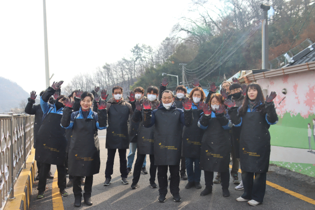 김천상무프로축구단(대표이사 배낙호)은 20일 연말을 맞아 사랑의 연탄 기부 및 봉사활동을 했다. 김천시 제공