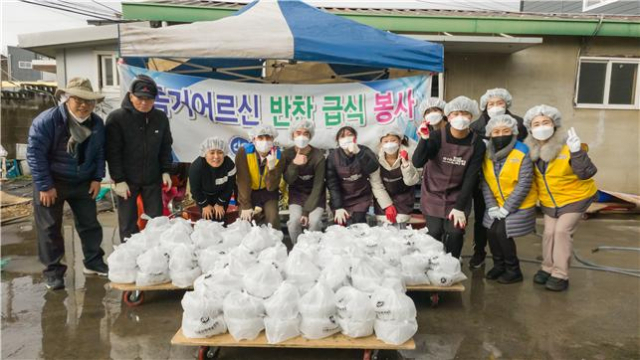 (사)다품문화예술협회 회원과 자원봉사자들이 팥죽 나눔 행사를 한 뒤 기념 촬영을 했다.