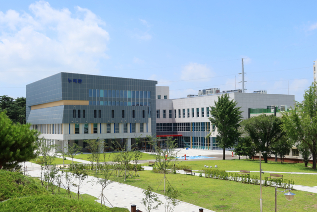 한국폴리텍대학 구미캠퍼스 누리관. 도서관, 헬스장, 강당, 농구장, 세미나실, 강의실 등으로 이뤄져 있다.