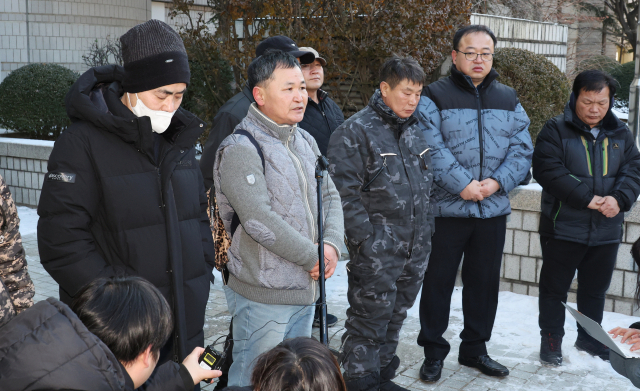 21일 서울 서초구 중앙지법에서 재판을 마친 형제복지원 사건 피해자들이 기자회견을 하고 있다. 서울중앙지법 민사합의29부(한정석 부장판사)는 이날 형제복지원 사건 피해자 26명이 국가를 상대로 총 203억여원을 지급하라고 낸 손해배상 소송에서 