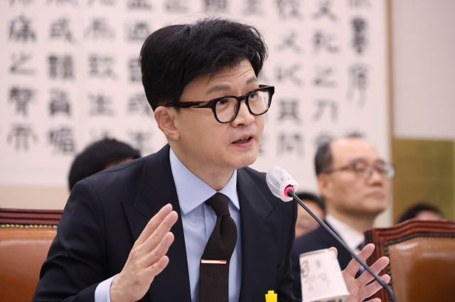 19일 국회에서 열린 법제사법위원회 전체회의에 출석한 한동훈 법무장관이 의원 질의에 답하고 있다. 연합뉴스