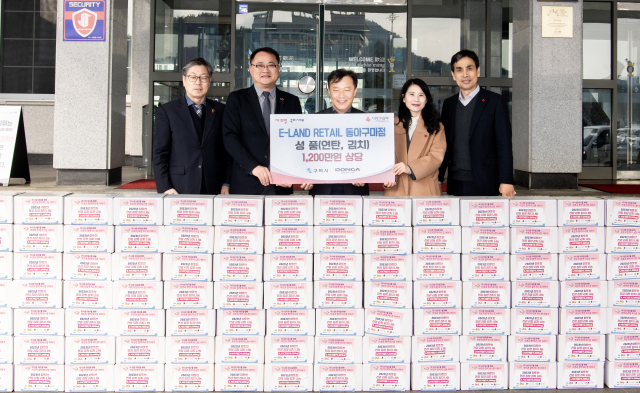 동아백화점 구미점은 지난 20일 1200만원 상당의 성품을 구미시에 기탁했다. 구미시 제공
