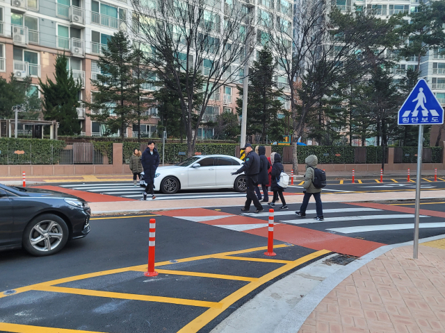 21일 오전 8시쯤 대구 달서구 월서초 인근 회전교차로에서 경비원 김태현(51) 씨가 교통지도에 나서고 있다. 박성현 기자