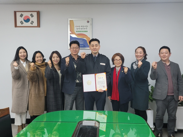 지난 18일 오후 2시 30분쯤 대구 달서구 월서초에서 인근 아파트 학부모들과 황순자 대구시의원(오른쪽에서 3번째)이 아파트 경비원 김태현(오른쪽에서 4번째) 씨에게 윤재옥 국회의원 표창장을 전달했다. 박성현 기자.