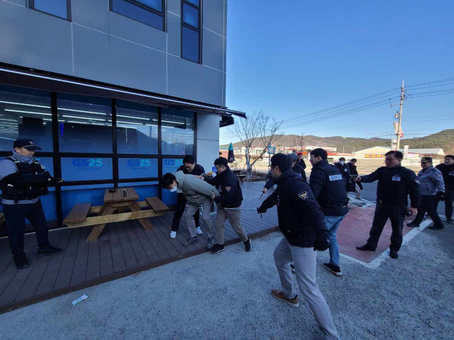 군위군 내 편의점 강도상황을 가정해 21일 대구경찰청이 실시한 FTX 훈련 모습. 대구경찰청 제공