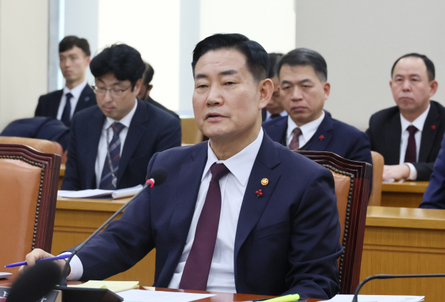 신원식 국방부 장관이 21일 국회에서 국방위원회 전체회의에서 의원 질의에 답변하고 있다. 연합뉴스