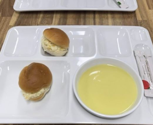 서울 한 경찰서 구내식당이 아침밥으로 제공한 식단. 온라인 커뮤니티 갈무리