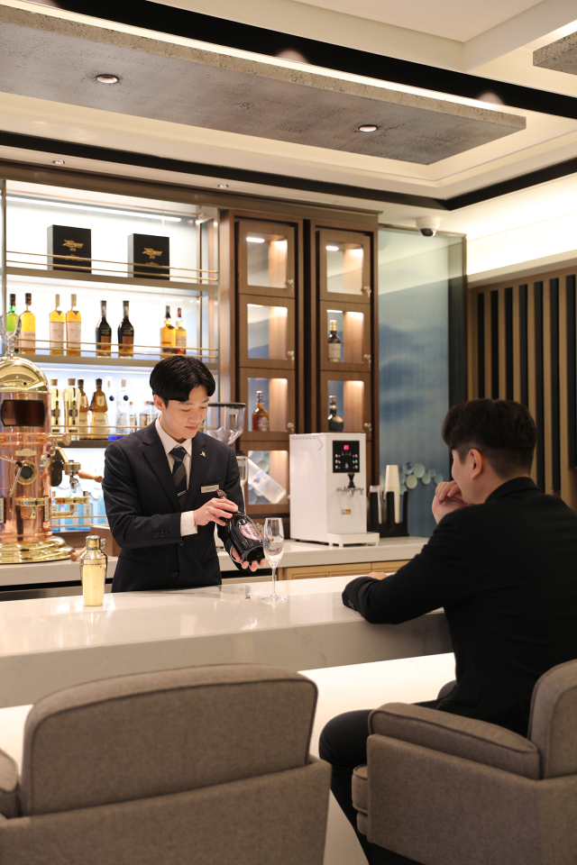 대구 메리어트 호텔의 3층 라운지&바가 오는 22일 에스프레소&바 컨셉으로 리뉴얼 확장 오픈한다. 리뉴얼을 통해 인테리어 개선 및 이탈리아 최고급 에스프레소 머신 등 컨셉에 맞는 시설과 프라이빗 다이닝룸 시설이 추가됐다. 대구 메리어트 호텔 제공