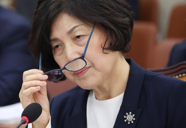 강정애 국가보훈부 장관 후보자가 21일 국회에서 열린 인사청문회에서 안경을 고쳐쓰고 있다. 연합뉴스