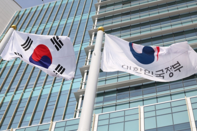 세종시 정부세종청사 중앙동에 계양된 국기와 정부기. 연합뉴스