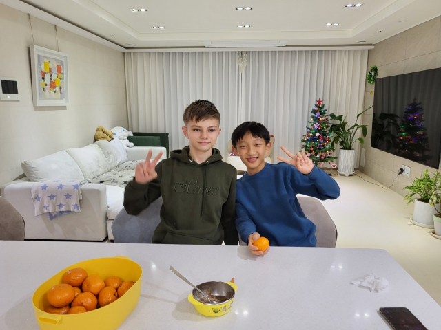 우즈베키스탄 타슈켄트 앙그렌21번학교 학생이 대구 국우초교 학생의 집에 놀러 가 한국의 가정을 체험하고 있다. 대구시교육청 제공