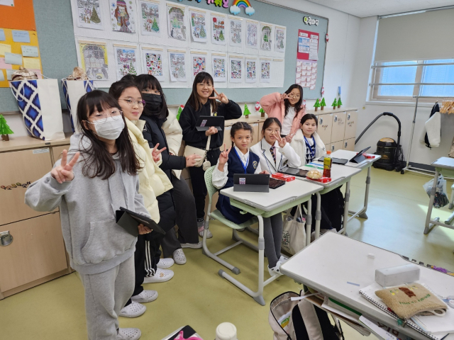 우즈베키스탄 타슈켄트 앙그렌21번학교 학생들이 대구 국우초교를 방문해 한국 문화 체험 활동을 하고 있다. 대구시교육청 제공
