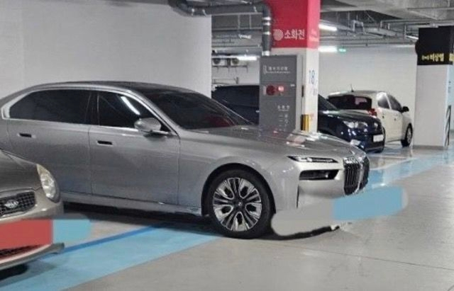 수원의 한 아파트 주차장에서 경차 자리에 주차한 BMW. 온라인 커뮤니티 캡처