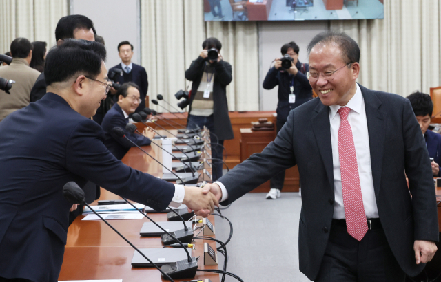 22일 국회에서 열린 운영위원회 전체회의에서 윤재옥 위원장이 더불어민주당 이용빈 위원과 악수하고 있다. 연합뉴스