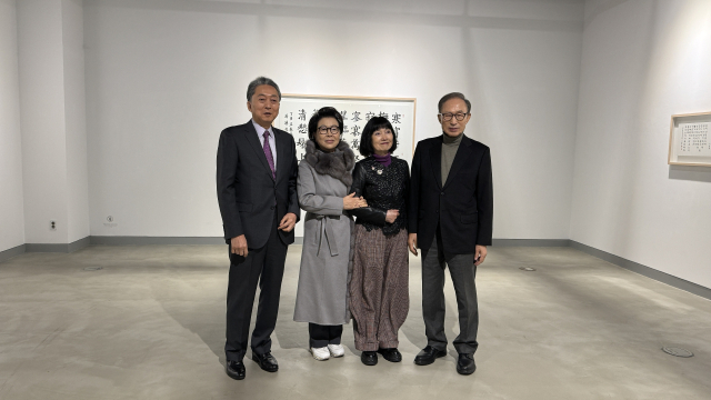 지난 21일 이명박 전 대통령 서예전을 찾은 하토야마 유키오(맨 왼쪽) 전 일본 총리 부부가 이명박 전 대통령 부부와 기념촬영을 하고 있다. 독자 제공