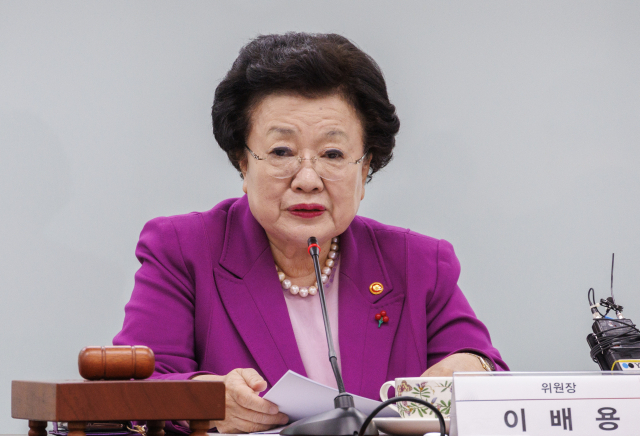이배용 국가교육위원회 위원장이 15일 오후 서울 종로구 정부서울청사에서 열린 제23차 전체 회의에서 이날 회의 안건에 대해 설명하고 있다. 이날 국가교육위에서는 2028년도 대학입시 개편안에 대해 심의를 진행한다. 연합뉴스