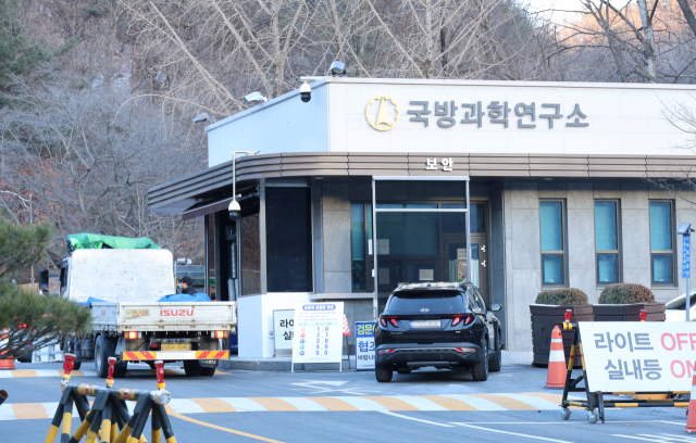 21일 낮 12시 54분께 대전 유성구 국방과학연구소(ADD) 내에서 폭발 사고가 발생한 가운데, 이날 오후 국방과학연구소 정문으로 화물차가 들어가고 있다. 국방과학연구소에 따르면 이날 ADD 별관 화약 저장실에서 원인 불명의 폭발 사고가 나 60대 직원 1명이 숨졌다. 연합뉴스