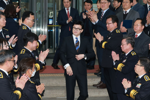 한동훈 법무부 장관이 지난 21일 오후 과천 법무부 청사에서 이임식을 마치고 청사를 떠나고 있다. 연합뉴스