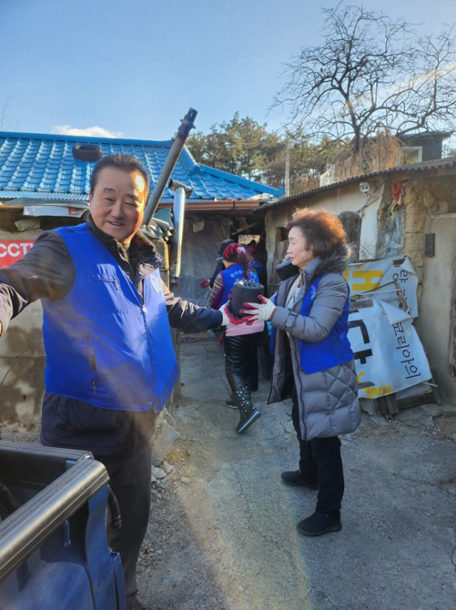 지난 21일 사랑의 연탄나눔 봉사를 하고 있는 회원들의 모습. 독자 제공