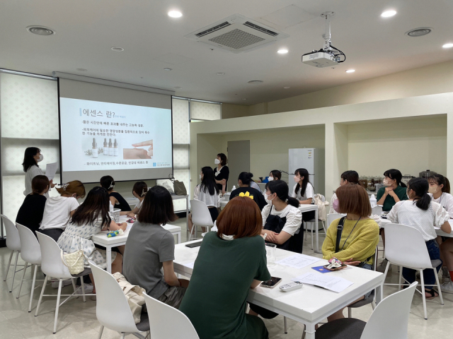 경산동의한방촌에 실시하고 있는 지향 주머니 만들기 체험 모습.매일신문DB