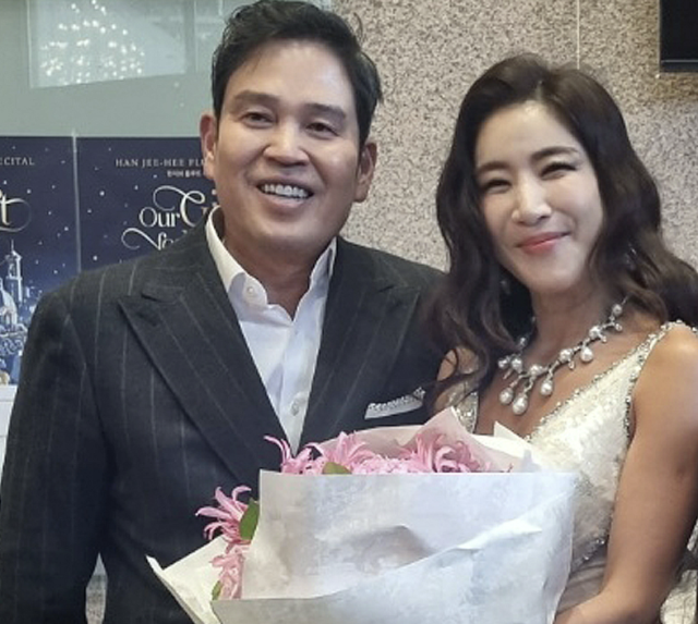 23일 정용진 신세계 부회장이 서울 서초구 예술의전당 IBK챔버홀에서 열린 아내인 플루티스트 한지희씨 독주회가 끝난 뒤 기념촬영을 하고 있다. 연합뉴스