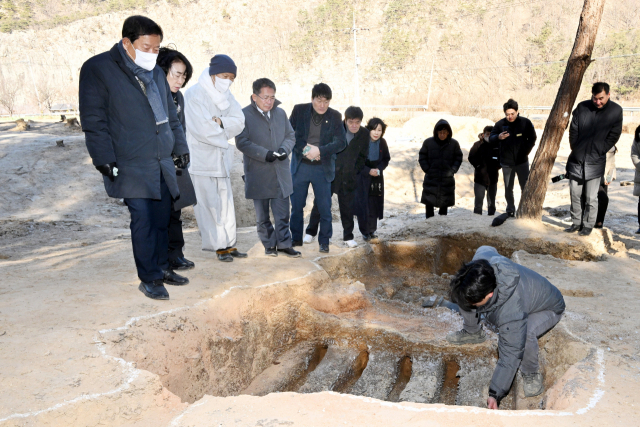 대구 군위군 삼국유사면 인각사지에서 조사 발굴된 통일신라시대 기와가마터를 김진열 군위군수와 박수현 군의회 의장, 군의원이 현장을 확인하고 있다. 군위군 제공