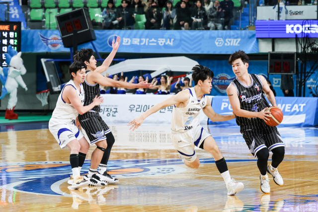 대구 한국가스공사 페가수스의 김낙현이 23일 대구실내체육관에서 열린 2023-2024 KBL 홈 경기에 출전해 서울 삼성 썬더스의 수비를 제치려 하고 있다. KBL 제공