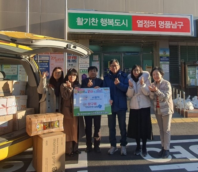 서영학(오래된미래 대표) 씨는 어려운 학생들을 위한 써달라며 250만원 상당의 문구류를 22일 대구 남구 이천행정복지센터에 전달했다.