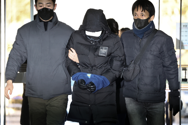국가지정 문화재인 경복궁 담장을 스프레이로 낙서해 훼손한 10대 피의자 임 모군이 22일 서초구 서울중앙지법에서 열리는 영장실질심사를 받기 위해 법정으로 향하고 있다. 연합뉴스