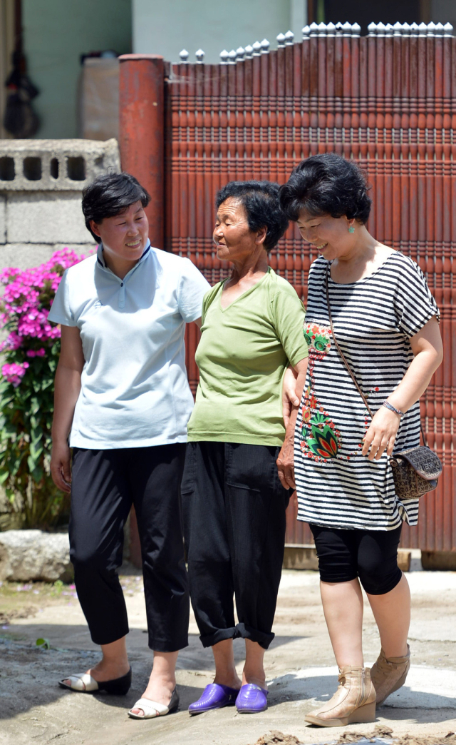 시골집 앞에서. 왼쪽부터 작은올케, 어머니, 필자(노정희). 노정희 씨 제공