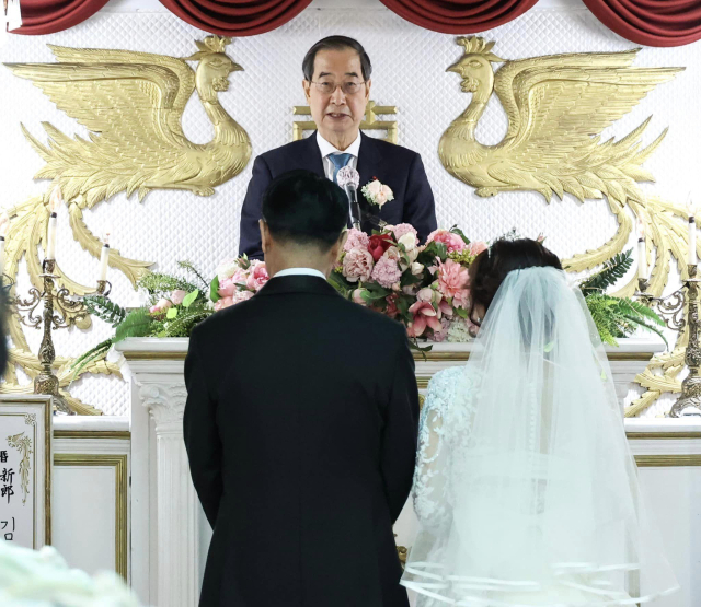 한덕수 국무총리가 크리스마스이브인 24일 경남 창원시 마산합포구 신신예식장을 찾아 결혼식을 올리는 부부를 위해 