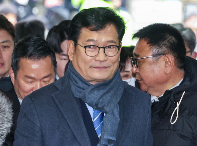 더불어민주당 전당대회 돈봉투 살포 의혹의 정점으로 지목된 송영길 전 민주당 대표가 18일 오전 서울 서초구 서울중앙지방법원에서 열리는 구속 전 피의자심문(영장실질심사)에 출석하고 있다. 송 전 대표는 민주당 전당대회를 앞둔 2021년 3∼4월 국회의원 교부용 돈봉투 20개를 포함해 총 6천650만원을 민주당 국회의원, 지역본부장들에게 살포하는 과정에 개입한 혐의를 받는다. 연합뉴스