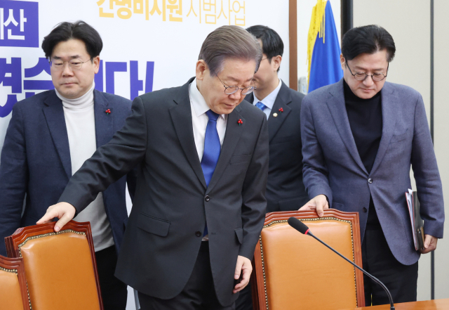 더불어민주당 이재명 대표와 홍익표 원내대표가 22일 국회에서 열린 최고위원회의에 입장하고 있다. 연합뉴스