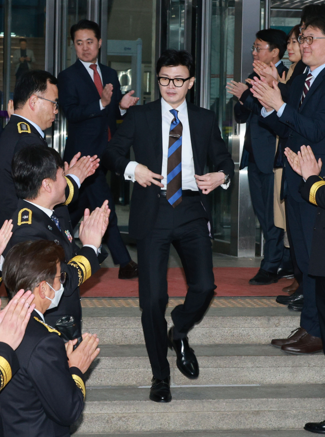 한동훈 법무부 장관이 21일 오후 과천 법무부 청사에서 이임식을 마치고 청사를 떠나고 있다. 연합뉴스