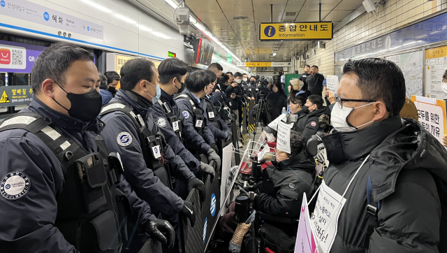 전국장애인차별철폐연대(전장연)가 22일 오전 서울지하철 4호선 혜화역 승강장에서 내년도 예산안 합의 과정에서 교통약자 특별교통수단 271억원 증액안이 무산된 데 대한 기자회견을 열고 있다. 연합뉴스
