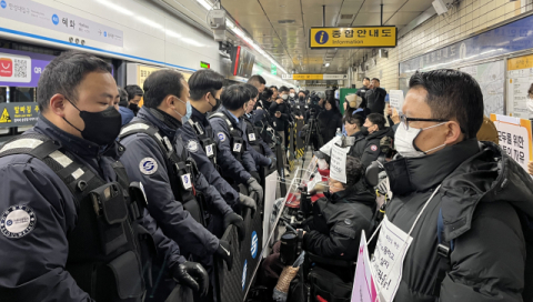 전장연 활동가 '경찰 밀치기' 무죄…법원 